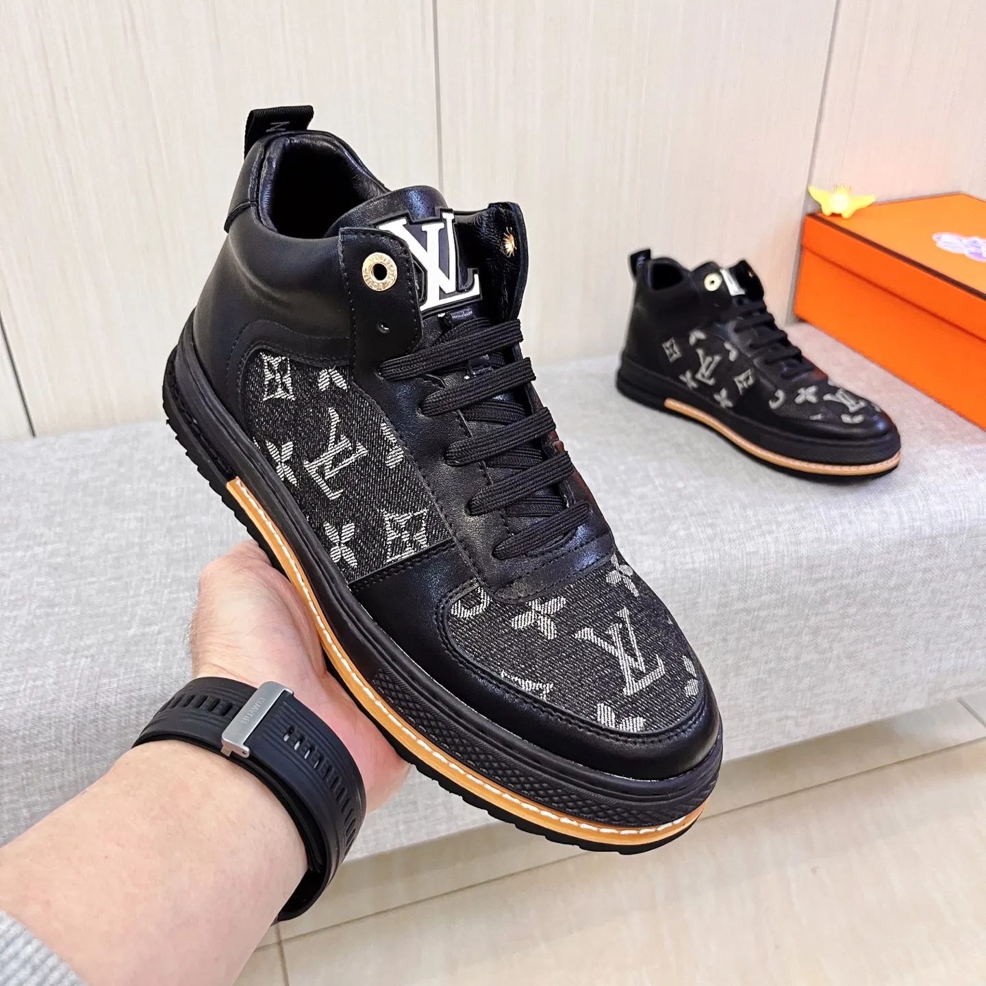 🚘🚘Factory batch 440💰[LV]🔥Louis Vuitton, high-end men's shoe brand, official website 1:1 latest masterpiece: the upper is made of first-layer cowhide imported from Italy with a comfortable and breathable lining➕original non-slip and wear-resistant outsole🔥, making walking more convenient and comfortable! An exclusive new model, a stunning work, a beautiful 1:1 replica [color] compared to the official quality! Create a fashionable personality to set off your uniqueness! A must-have for trendy men! Classic 🔥Size: 38-44 Color: 🔥 2⃣️colors available🔥.